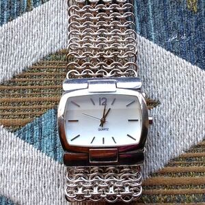 METROPOLITAN MUSEUM OF ART STAINLESS STEEL SILVER CHAIN BRACELET WATCH